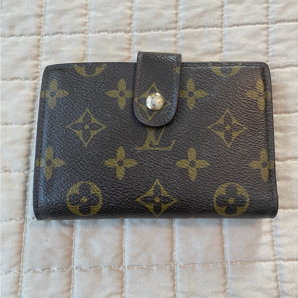 ☘️Louis Vuitton Black and Gold Monogram Wallet